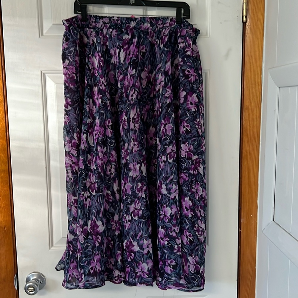 Mix it up, with this fully reversible Floral or Polkadot Design Skirt